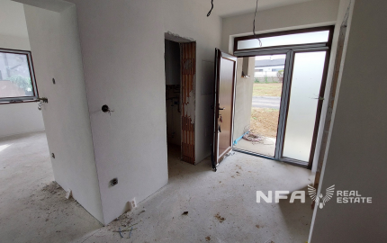 Moderná novostavba v štádiu holodom