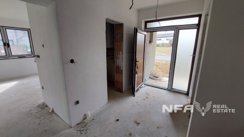 Moderná novostavba v štádiu holodom