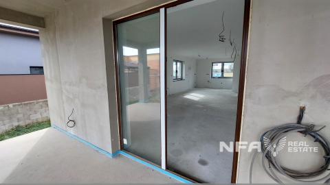 Moderná novostavba v štádiu holodom