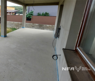 Moderná novostavba v štádiu holodom