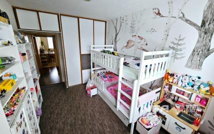 TOP Priestranný zrekonštruovaný byt v Hronseku