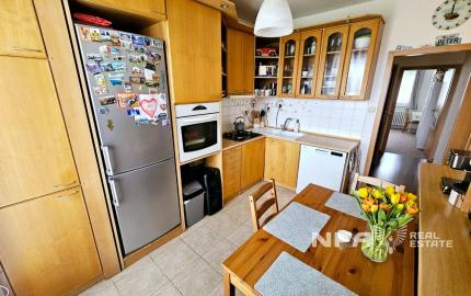 TOP Priestranný zrekonštruovaný byt v Hronseku