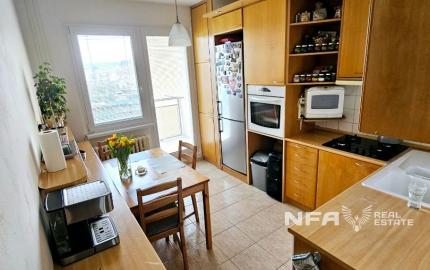 TOP Priestranný zrekonštruovaný byt v Hronseku