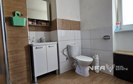 Priestranný 1i byt s veľkou pivnicou a parkovacím miestom.