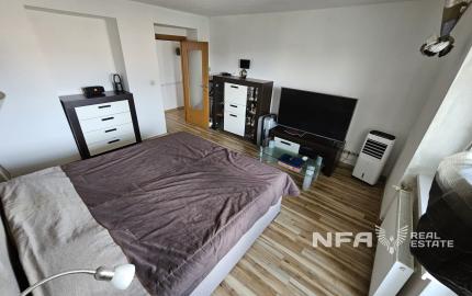 Priestranný 1i byt s veľkou pivnicou a parkovacím miestom.