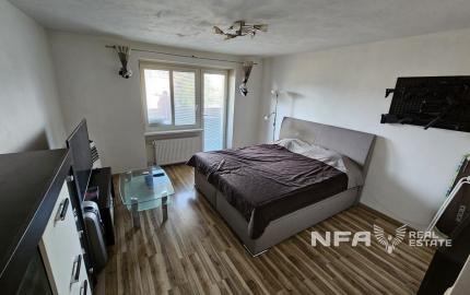 Priestranný 1i byt s veľkou pivnicou a parkovacím miestom.