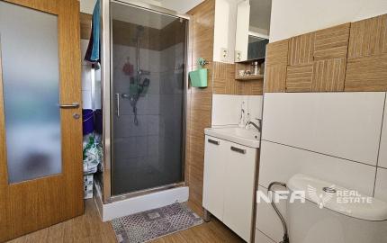 Priestranný 1i byt s veľkou pivnicou a parkovacím miestom.