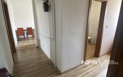 Priestranný 1i byt s veľkou pivnicou a parkovacím miestom.