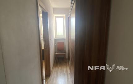 Priestranný 1i byt s veľkou pivnicou a parkovacím miestom.