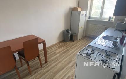 Priestranný 1i byt s veľkou pivnicou a parkovacím miestom.