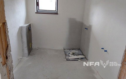 Moderná novostavba v štádiu holodom