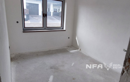 Moderná novostavba v štádiu holodom