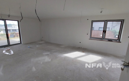 Moderná novostavba v štádiu holodom