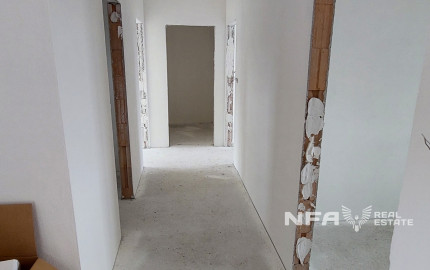 Moderná novostavba v štádiu holodom