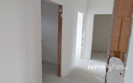 Moderná novostavba v štádiu holodom