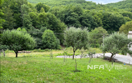 Slnečný pozemok v tichej lokalite pod lesom v lone prírody.