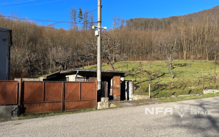 Slnečný pozemok v tichej lokalite pod lesom v lone prírody.