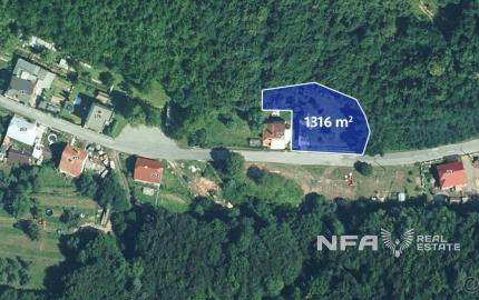 Slnečný pozemok v tichej lokalite pod lesom v lone prírody.