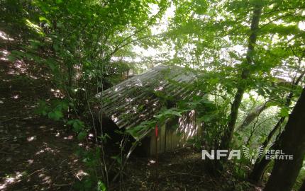 Slnečný pozemok v tichej lokalite pod lesom v lone prírody.