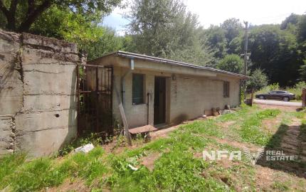 Slnečný pozemok v tichej lokalite pod lesom v lone prírody.