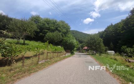 Slnečný pozemok v tichej lokalite pod lesom v lone prírody.