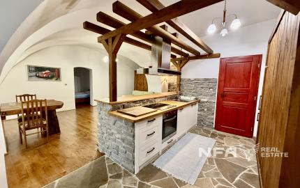 REZERVOVANÝ - Na predaj štýlový 2-izbový byt v historickom centre Svätého Jura!