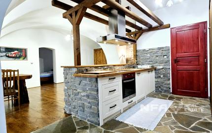 REZERVOVANÝ - Na predaj štýlový 2-izbový byt v historickom centre Svätého Jura!