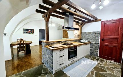 REZERVOVANÝ - Na predaj štýlový 2-izbový byt v historickom centre Svätého Jura!