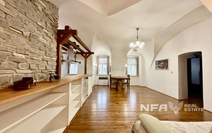 REZERVOVANÝ - Na predaj štýlový 2-izbový byt v historickom centre Svätého Jura!