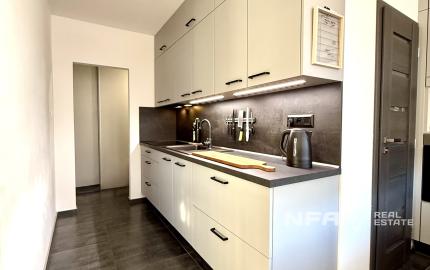 REZERVOVANÝ - NA PREDAJ – veľký, kompletne zrekonštruovaný 2-izbový byt