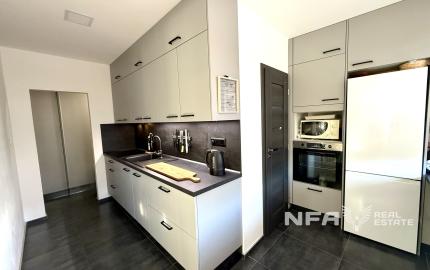 REZERVOVANÝ - NA PREDAJ – veľký, kompletne zrekonštruovaný 2-izbový byt