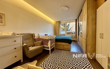 REZERVOVANÝ - NA PREDAJ – veľký, kompletne zrekonštruovaný 2-izbový byt