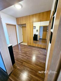 TOP Priestranný zrekonštruovaný byt v Hronseku