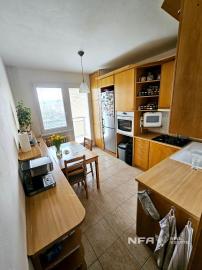 TOP Priestranný zrekonštruovaný byt v Hronseku