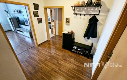 TOP Priestranný zrekonštruovaný byt v Hronseku