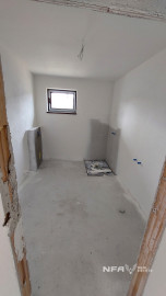 Moderná novostavba v štádiu holodom