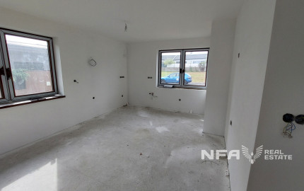 Moderná novostavba v štádiu holodom