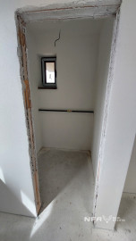 Moderná novostavba v štádiu holodom