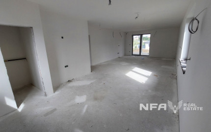 Moderná novostavba v štádiu holodom