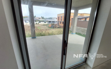 Moderná novostavba v štádiu holodom