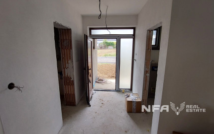 Moderná novostavba v štádiu holodom