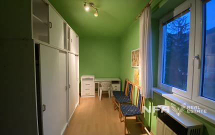 Priestranný 4i byt v Novej Bani s garážou a záhradkou