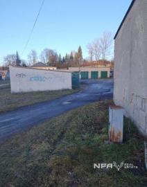 Veľká garáž v Handlovej