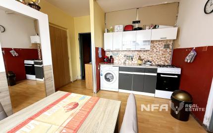 REZERVOVANÝ - Na predaj priestranný 1-izbový byt vo vyhľadávanej lokalite