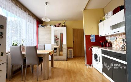 REZERVOVANÝ - Na predaj priestranný 1-izbový byt vo vyhľadávanej lokalite