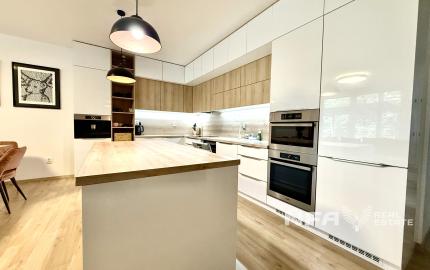 Štýlový 3-izbový byt s terasou, jacuzzi a parkovaním