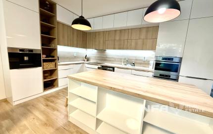 Štýlový 3-izbový byt s terasou, jacuzzi a parkovaním
