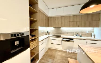 Štýlový 3-izbový byt s terasou, jacuzzi a parkovaním