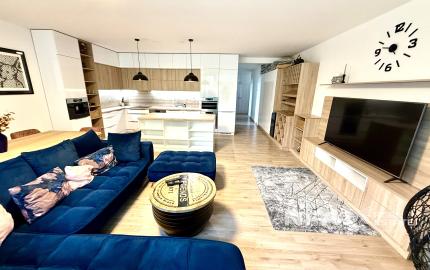 Štýlový 3-izbový byt s terasou, jacuzzi a parkovaním