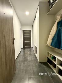 NA PREDAJ – veľký, kompletne zrekonštruovaný 2-izbový byt